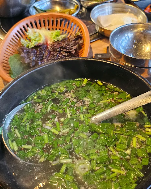 깊고 진한 맛의 오리 곰탕