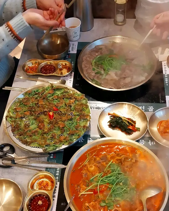 수육전골, 오징어미나리전, 볶음김치, 파김치 등 푸짐한 한 상 차림