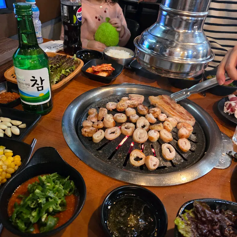 막창과 함께 테이블 위에 놓인 다양한 곁들임 메뉴들