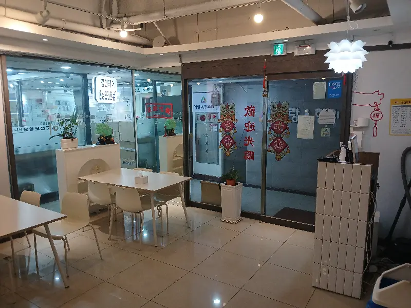 깔끔하고 쾌적한 매장 내부