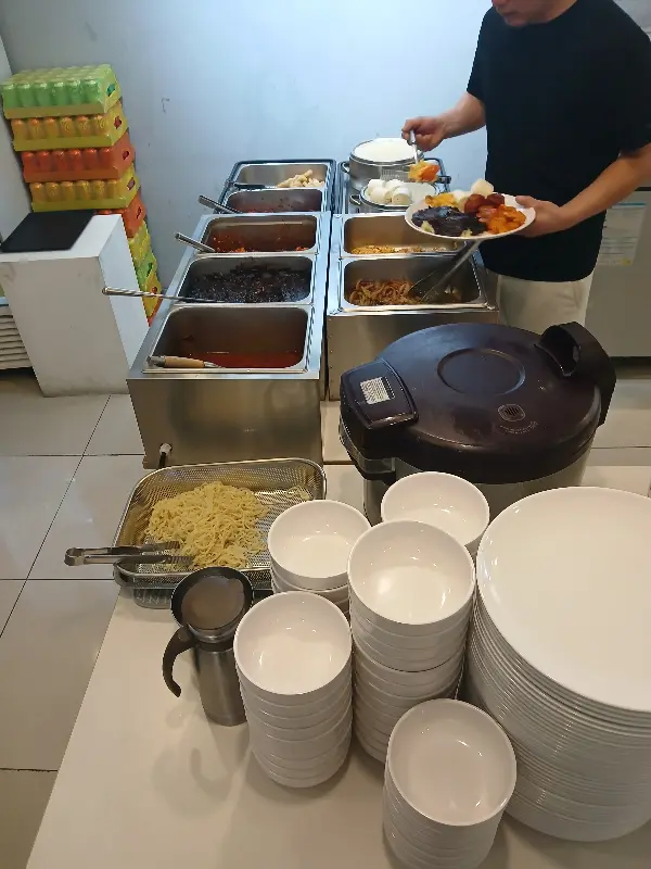 음식을 담고 있는 손님