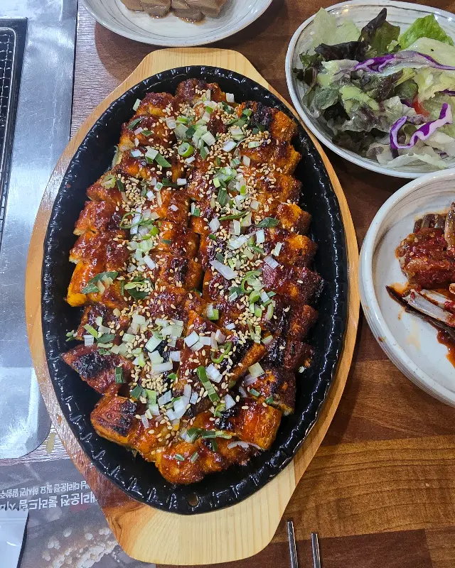 윤기가 흐르는 양념 장어구이