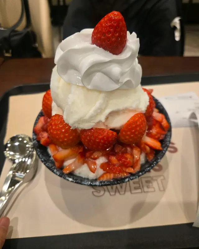 딸기가 듬뿍 올려진 딸기 설빙