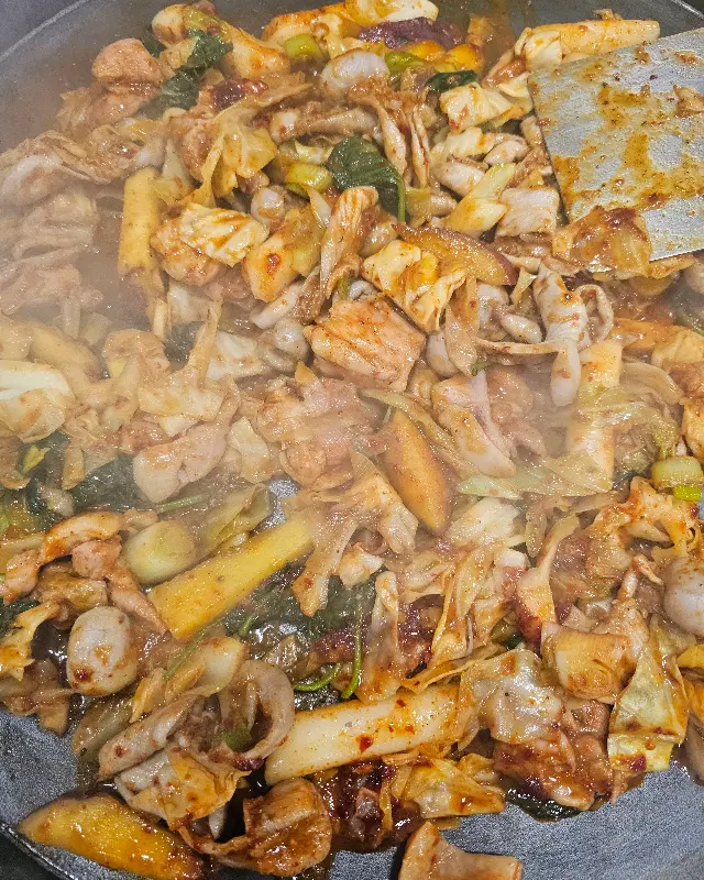 철판 위에서 맛있게 볶아지고 있는 닭갈비