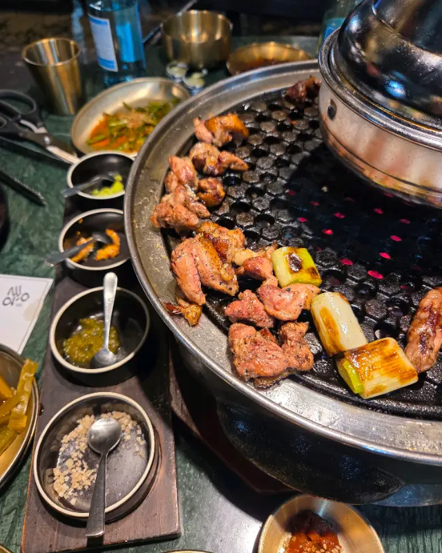 오리고기와 다양한 밑반찬