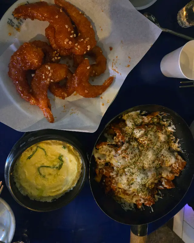 매콤한 국물 닭발과 부드러운 계란찜