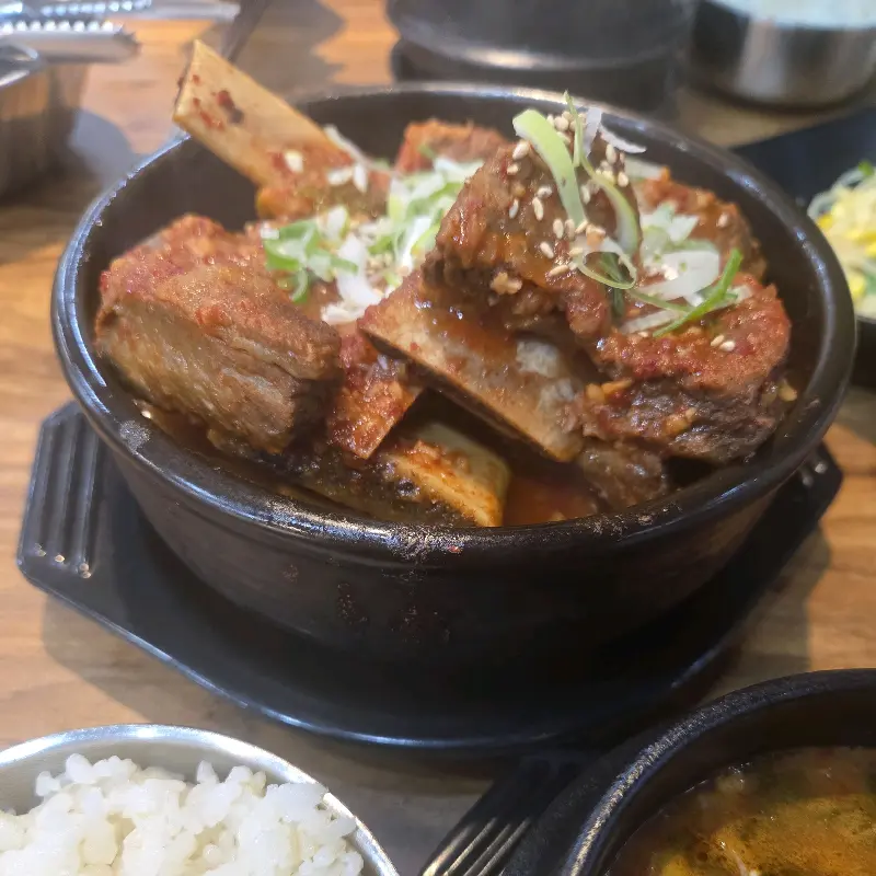 푸짐한 양과 훌륭한 맛의 특소갈비찜
