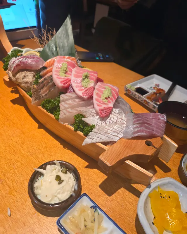 다양한 종류의 숙성회가 담긴 모듬 사시미