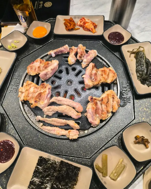 숯불 위에서 맛있게 익어가는 닭갈비와 닭목살