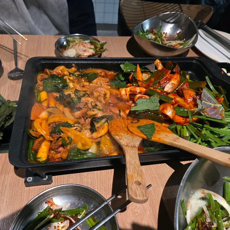 푸짐한 오리 주물럭 한 상 차림