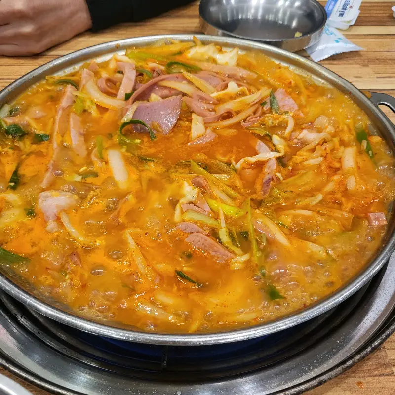 맛있게 끓고 있는 부대전골