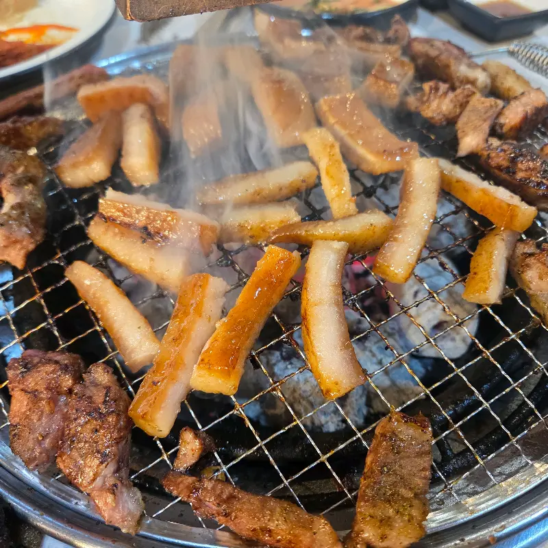 다양한 종류의 고기를 맛볼 수 있는 육미제당