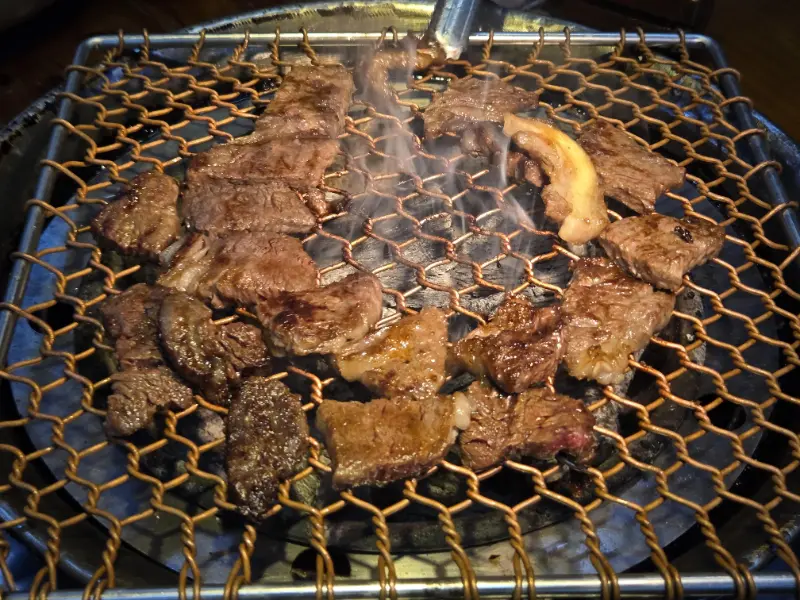 숯불 위에서 구워지는 소고기