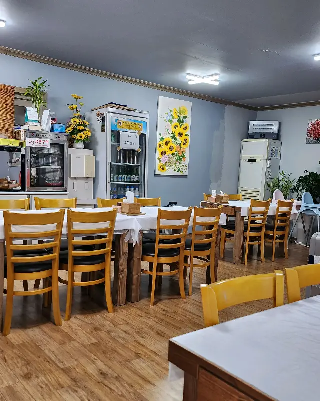 넓고 깔끔한 식당 내부의 모습. 나무 소재의 테이블과 의자가 따뜻한 분위기를 더한다.