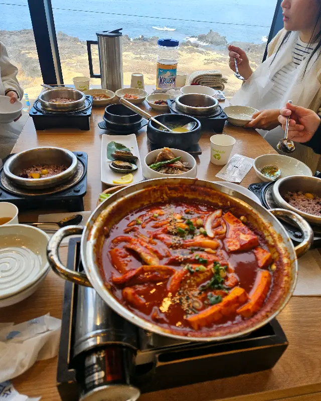 애월 바다가 보이는 창가 좌석