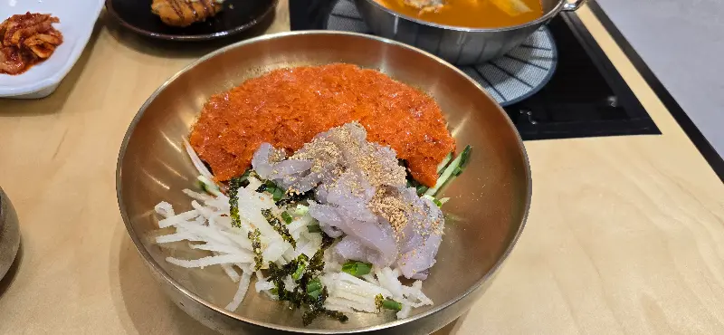 신선한 해산물이 가득한 곁들임 찬