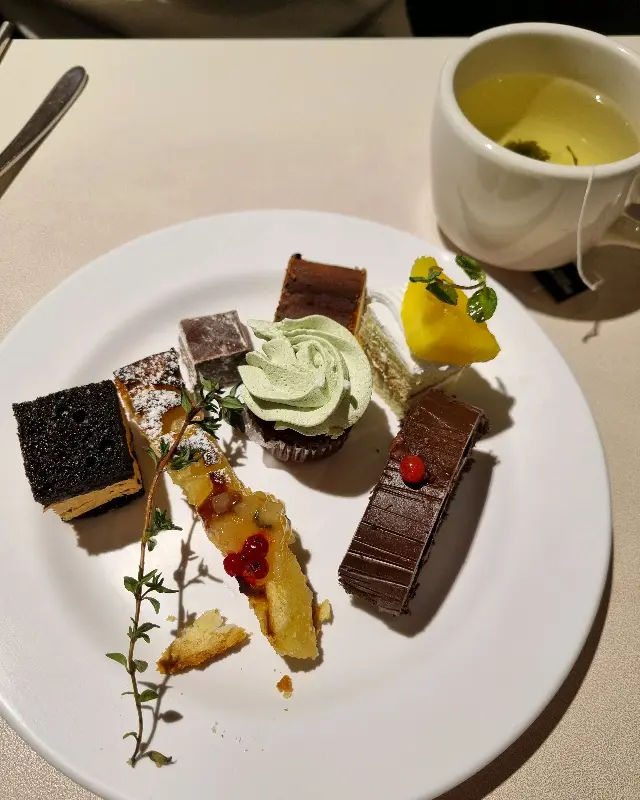 다양한 디저트가 담긴 접시