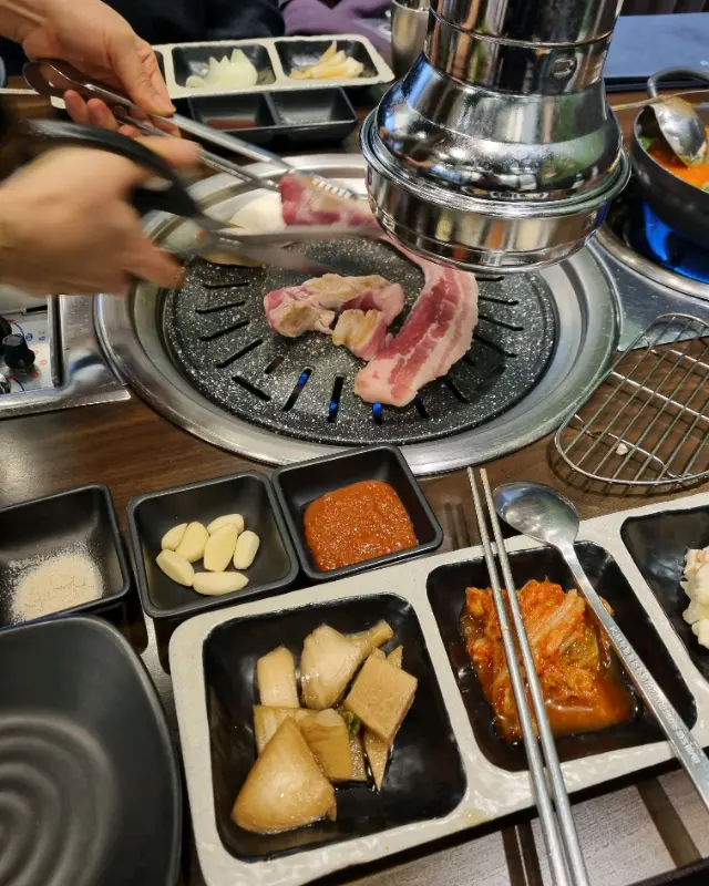 고기를 굽는 모습