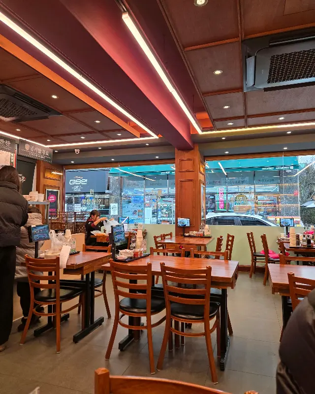 넓고 테이블 간 간격이 넓은 내부