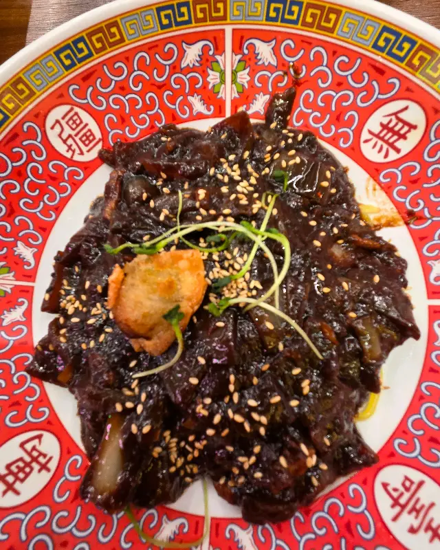 윤기 자르르 흐르는 짜장면