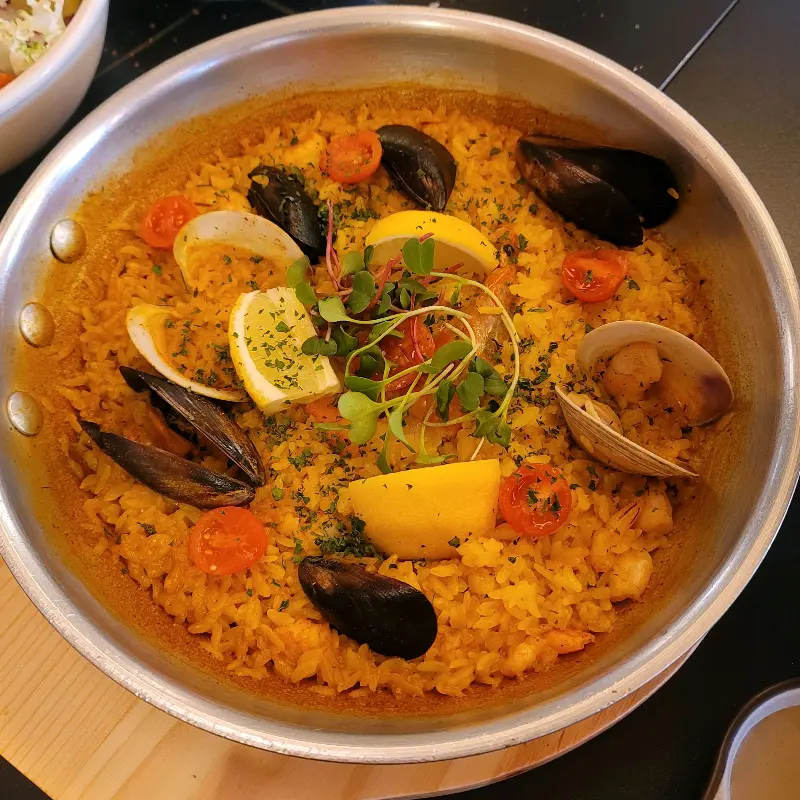 토마토와 레몬이 데코레이션된 빠에야