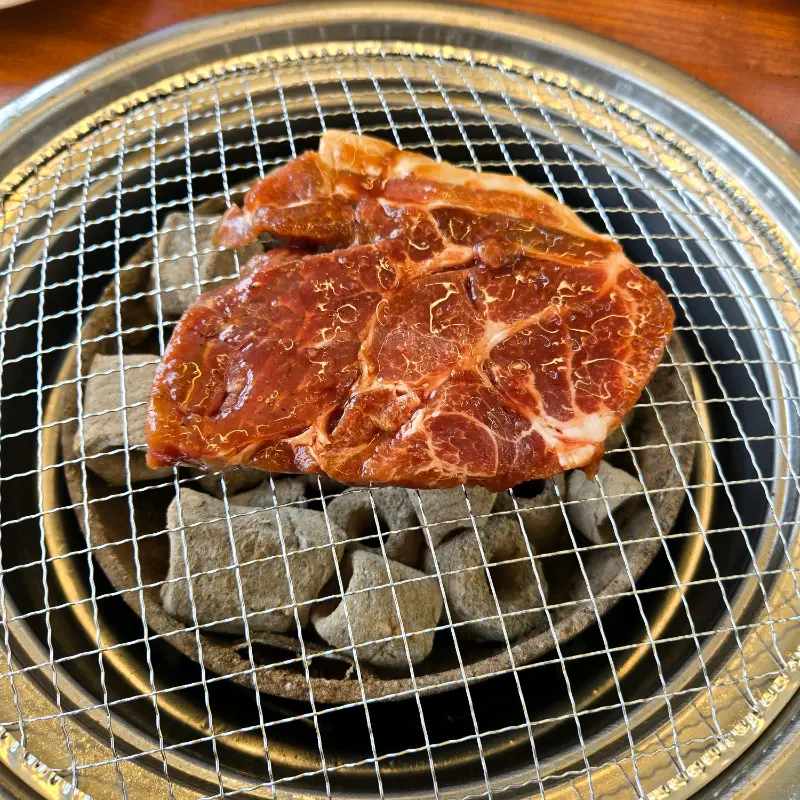 숯불 위에서 익어가는 갈매기살