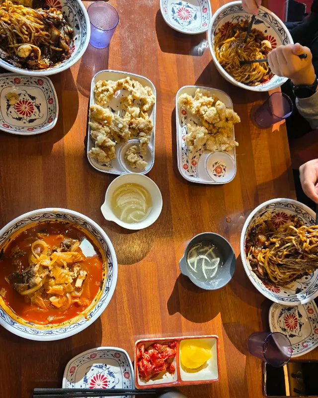 테이블 위 푸짐한 음식들