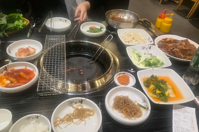 푸짐하게 차려진 테이블