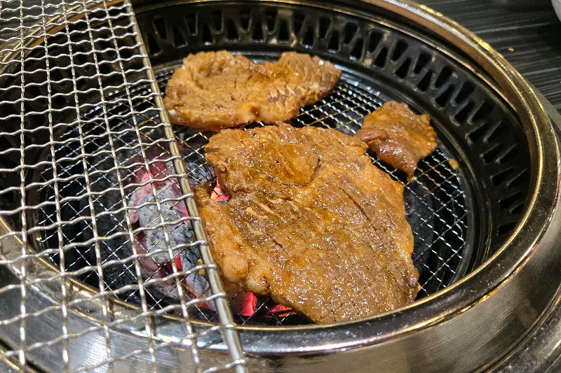 숯불 위에서 익어가는 돼지갈비