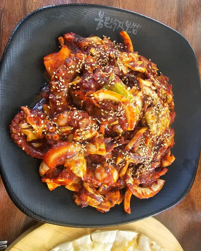 윤기 자르르 낙지볶음