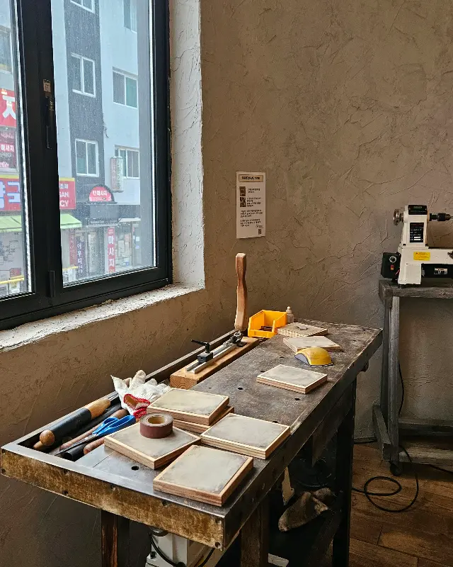 나무 공예 체험 공간