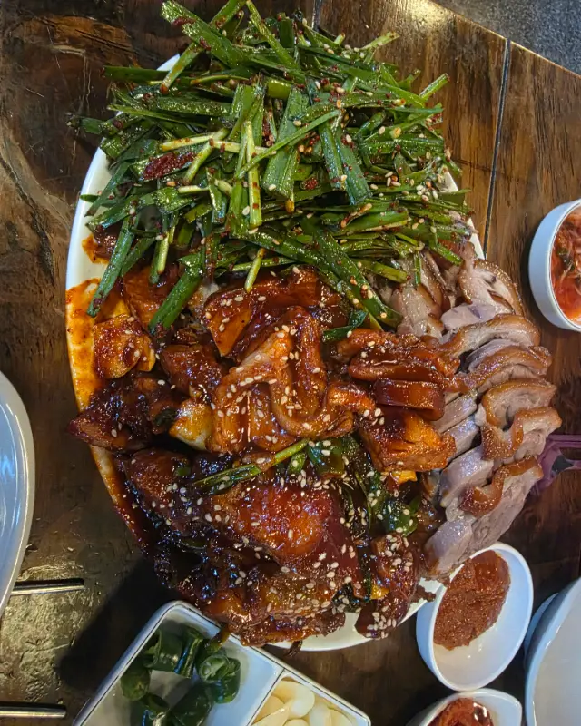 족발과 부추무침의 환상적인 조합