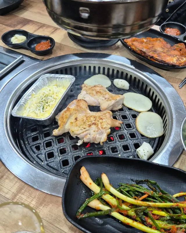 숯불 위에서 익어가는 닭구이