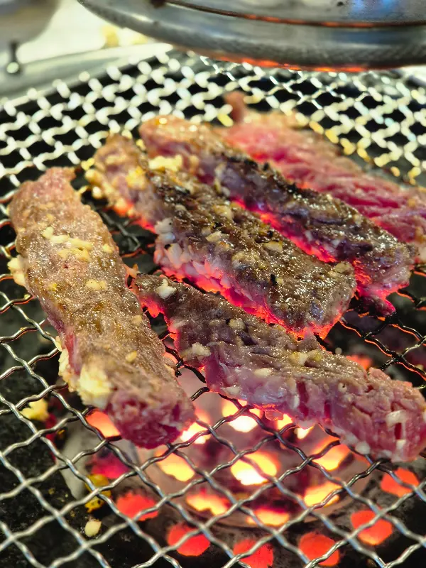연탄불에 구워지는 갈비살