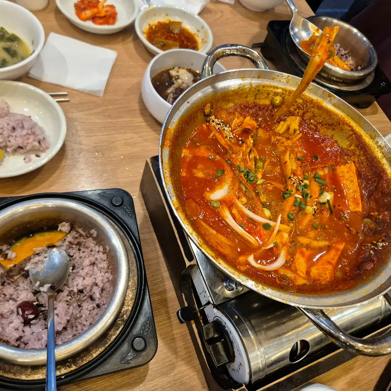 갈치조림과 솥밥, 밑반찬이 함께 차려진 모습