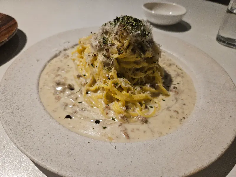 두 가지 소스가 곁들여진 부채살 스테이크