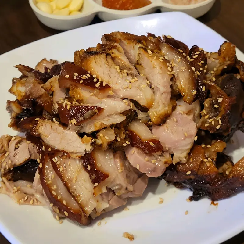 윤기가 흐르는 족발의 단면