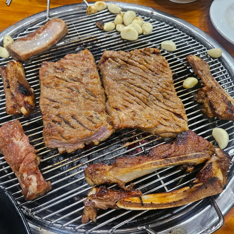 숯불 위에서 맛있게 구워진 돼지갈비