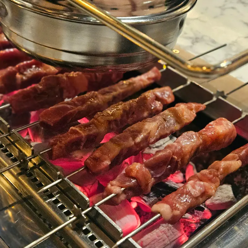 노릇하게 구워진 양꼬치