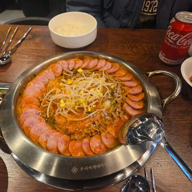 맛있게 끓고 있는 부대찌개