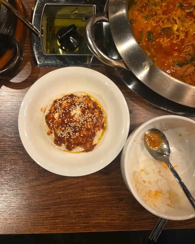 밥에 양념을 비벼먹는 모습