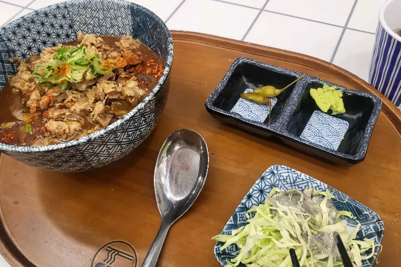 덮밥과 곁들임 메뉴