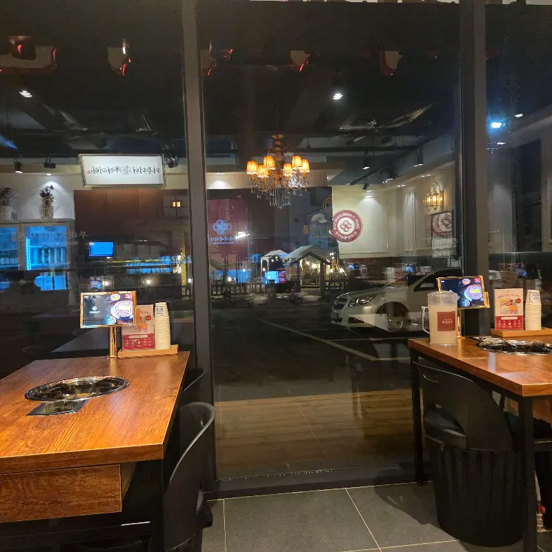 창밖으로 보이는 넓은 주차장