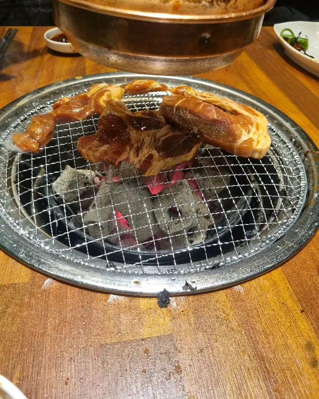 숯불 위에서 익어가는 양념갈비