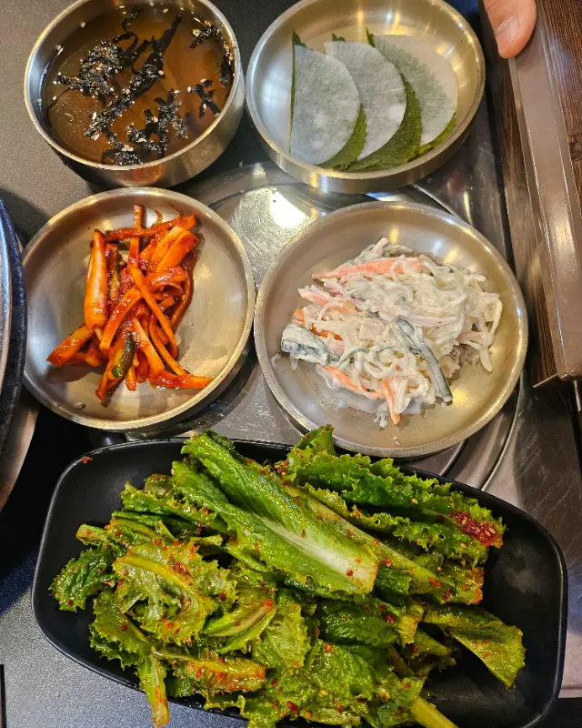 푸짐하게 차려진 한 상