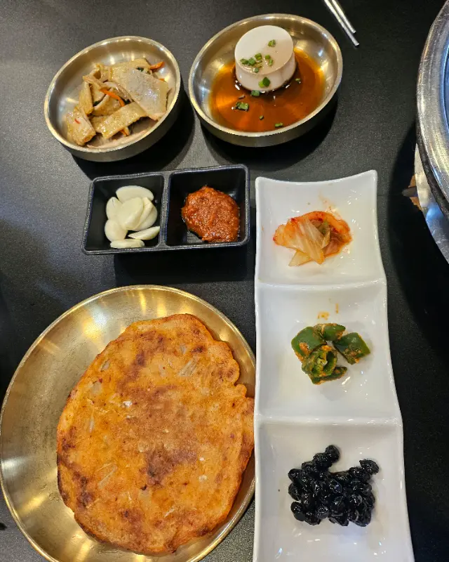 다채로운 밑반찬이 정갈하게 담겨 있는 모습