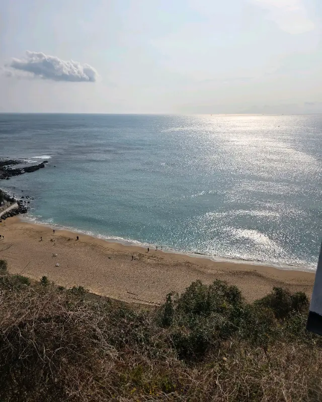 카페에서 바라본 바다 풍경