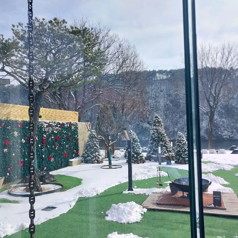 눈 덮인 야외 공간