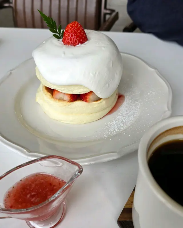 딸기 수플레의 아름다운 자태