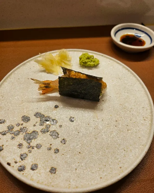 정갈하게 담겨 나온 초밥 한 점